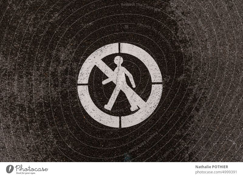 Weiße Farbmarkierung auf dem Boden auf Asphalt "für Fußgänger verboten". Verbotsschild Zeichen Schilder & Markierungen Hinweisschild Warnschild Warnhinweis