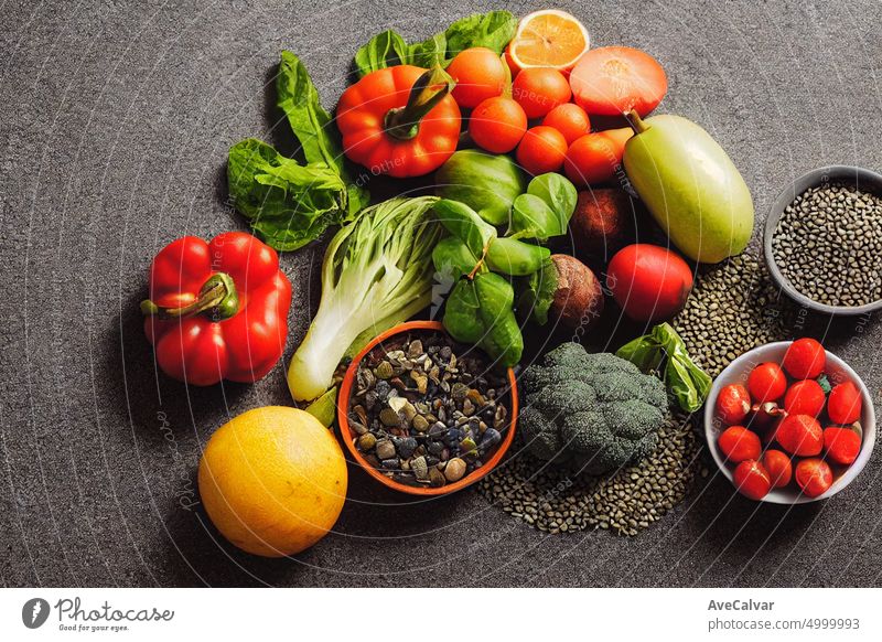 Frisches Gemüse zu kochen gesunde frische Lebensmittel, Gewürz-und Kochschalen auf schwarzem Stein Schiefer Hintergrund. Kopierbereich für Ihren Text Tafel