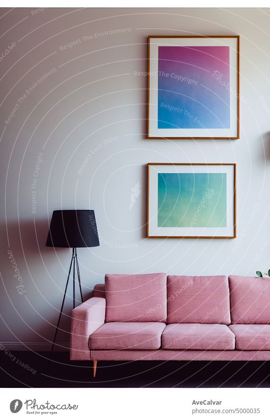 Moderne Komposition von Wohnzimmer Interieur mit braunen Mock-up-Poster frame.Square Holzrahmen mock up mit Sofa und grünen Pflanzen auf weißen Wand im Wohnzimmer
