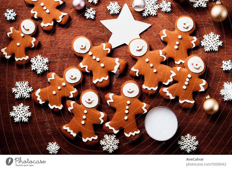 Weihnachten Lebkuchen Cookies auf dunkle Küche Tisch Hintergrund. Banner. Ansicht von oben, Kopie Raum. Neujahrskonzept. festliche Weihnachten süße Kekse machen. Draufsicht Kopierraum