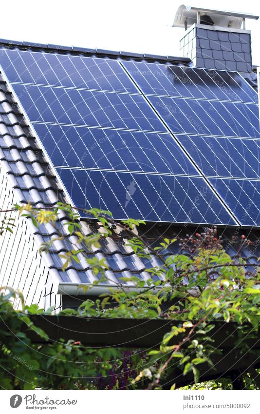 Teilansicht Photovoltaikanlage auf einem Dach Photovoltaikaikanlage Module Solar Solarzellen Solarenergie Sonnenlicht Sonnenenergie Energie sparen Umweltschutz