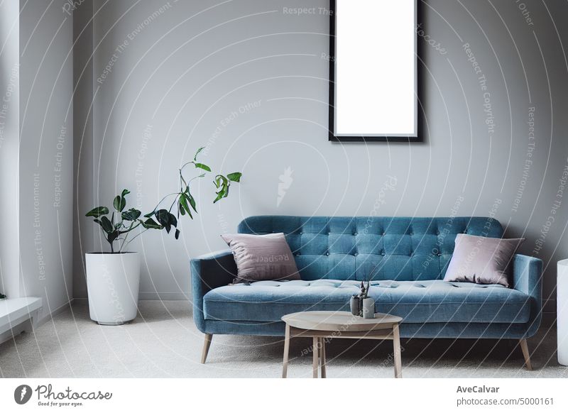 Moderne Komposition von Wohnzimmer Interieur mit braunen Mock-up-Poster frame.Square Holzrahmen mock up mit Sofa und grünen Pflanzen auf weißen Wand im Wohnzimmer