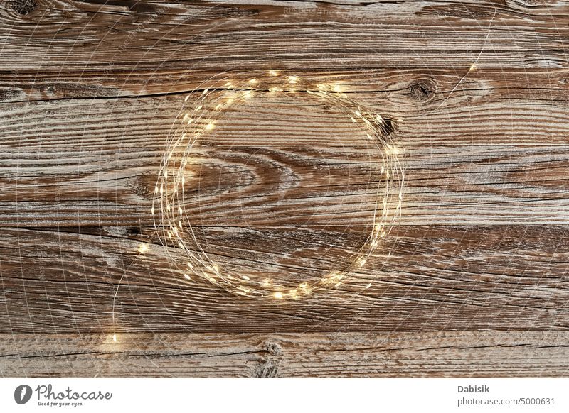 Kreisrahmen aus Lichtergirlande auf hölzernem Hintergrund kreisen Girlande Rahmen festlich Zusammensetzung Weihnachten Dekoration & Verzierung flache Verlegung