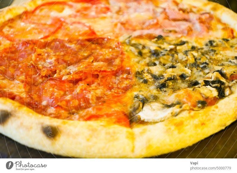 Geschnittene italienische Pizza Lebensmittel Peperoni lecker Käse Italienisch Scheibe Abendessen geschmackvoll schnell heiß Saucen Mozzarella Mahlzeit Snack