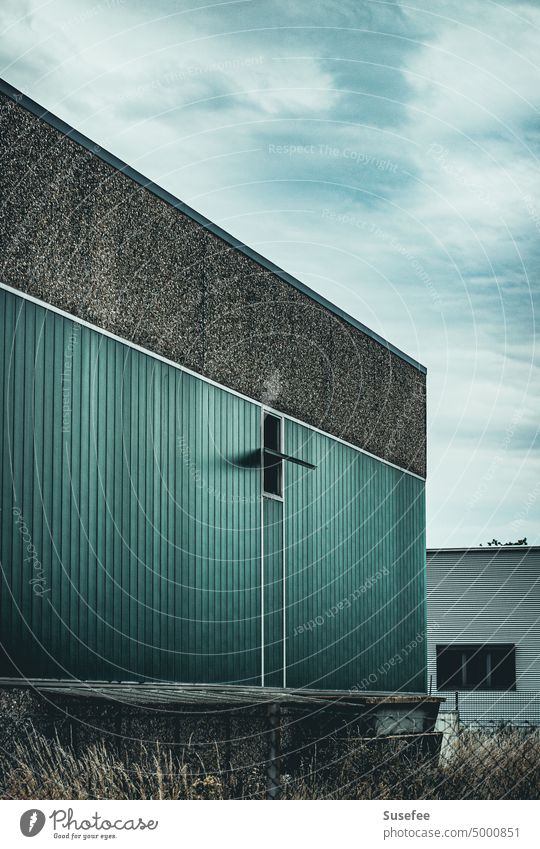 Waschbetonfassade eines Fabrikgebäudes mit einem offenen Fenster fenster architektur Gebäude Fassade Industrie Himmel urban Glas Haus linien alt