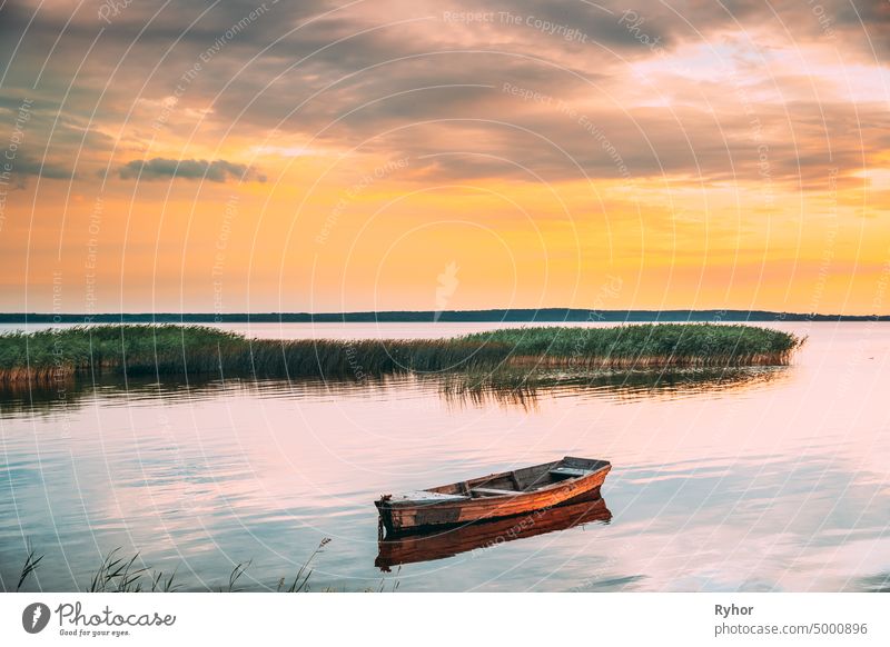 Braslaw oder Braslau, Vitebsk Voblast, Weißrussland. Hölzerne Rudern Fischerboot in schönen Sommer-Sonnenuntergang auf dem Dryvyaty See. Dies ist der größte See der Braslawer Seen. Typische Natur von Belarus