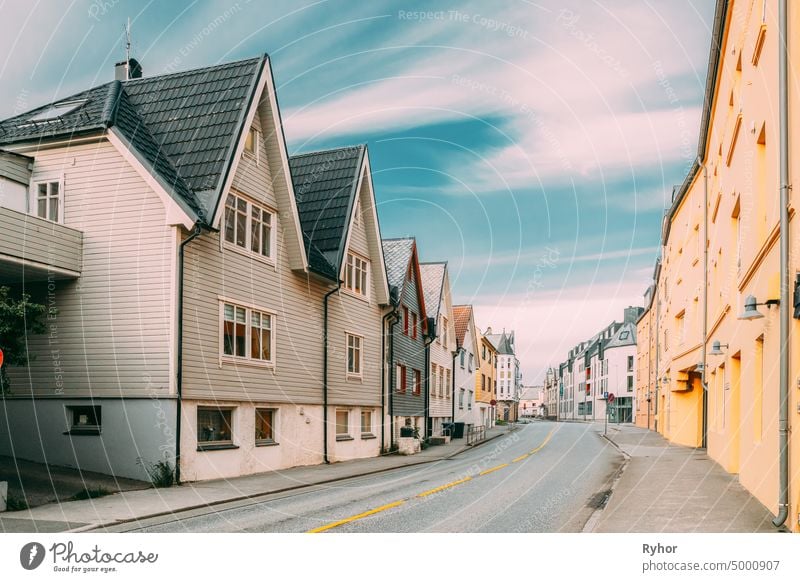 Alesund, Norwegen. Alte Holzhäuser an einem bewölkten Sommertag Zentrum alesund Architektur schön Gebäude Europa Haus niemand Norweger alt Altstadt im Freien