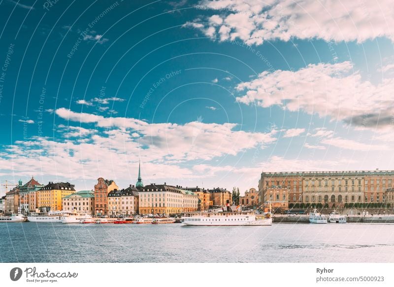 Stockholm, Schweden. Touristisches Boot schwimmend in der Nähe von berühmten Embankment in der Altstadt Gamla Stan im Sommer Abend. Berühmte beliebtes Ziel Scenic Place und UNESCO-Weltkulturerbe