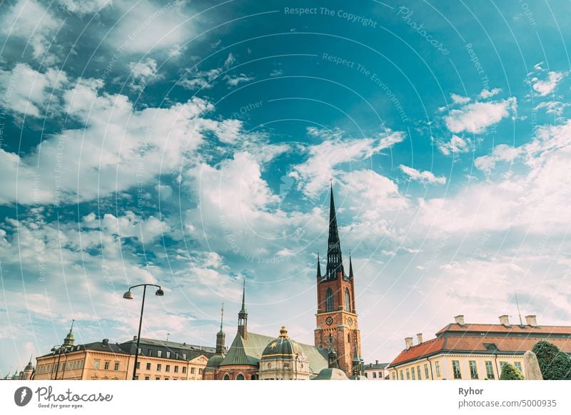 Stockholm, Schweden. Blick auf die Altstadt mit dem Turm der Riddarholm Kirche. Älteste Kirche in Gamla Stan, die Altstadt Riddarholm Kyrka Architektur schön