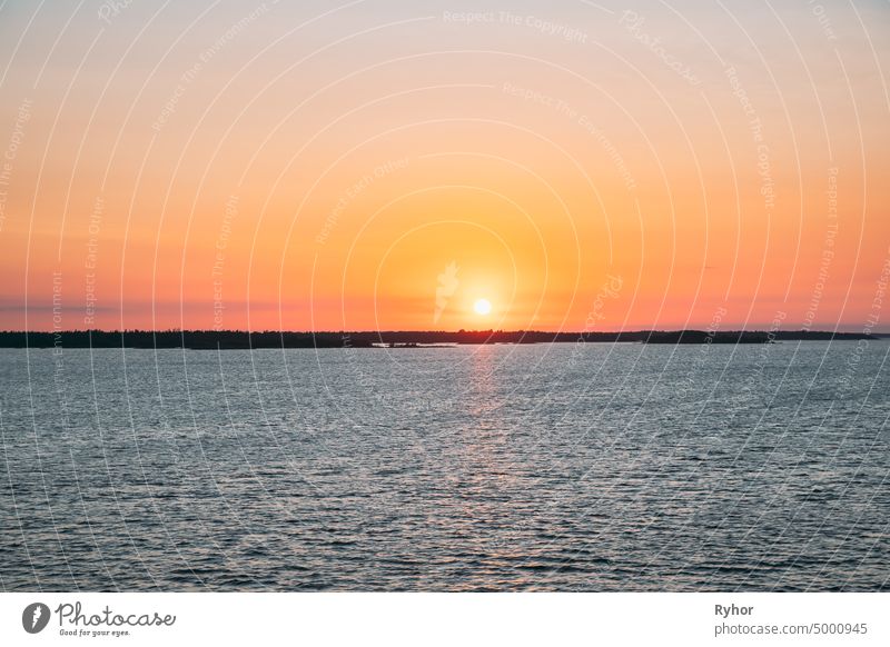 Schweden. Beautiful Seascape In Sonnenuntergang Sonnenaufgang Zeit. Sonne Sonnenschein über Rocky Islands Archipelago. Sunny Sommerabend Stockholm Schwedisch