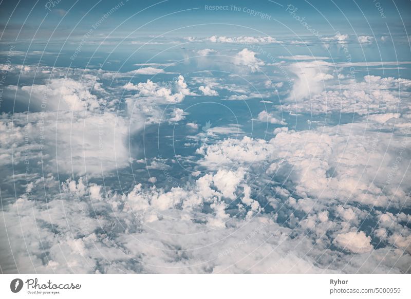 Schöne Aussicht auf flauschige Wolken im Himmel aus der Höhe Flug des Flugzeugs. Natürlicher Hintergrund. Antenne Luftaufnahme Einstellung schön Cloud