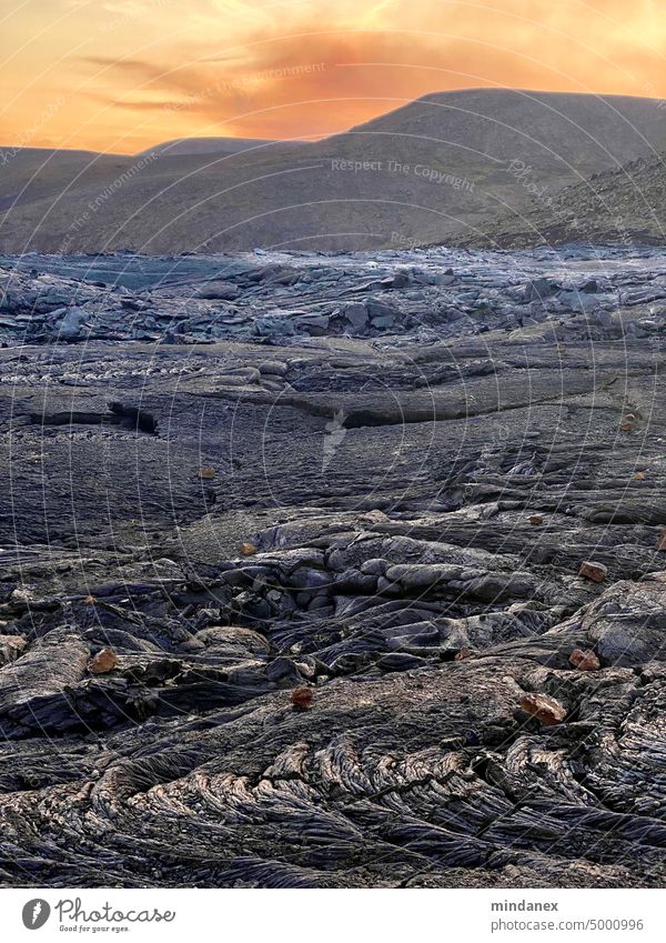 Erkaltete Lava nach einem Vulkanausbruch auf Island Feuerhimmel Mordor Asche Lavafluss Magma schwarz grau Lavawüste