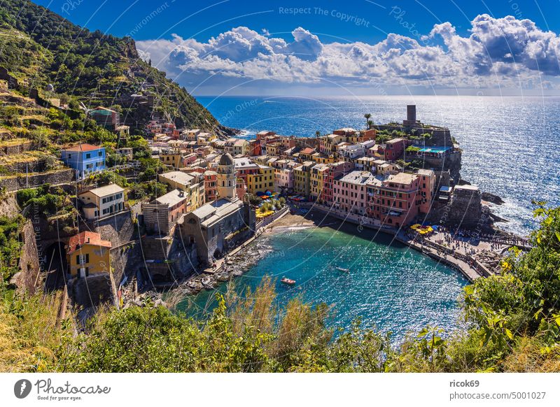 Blick auf Vernazza an der Mittelmeerküste in Italien Cinque Terre Ligurien Meer Küste Hafen Riviera di Levante Italienische Riviera Dorf Architektur Haus
