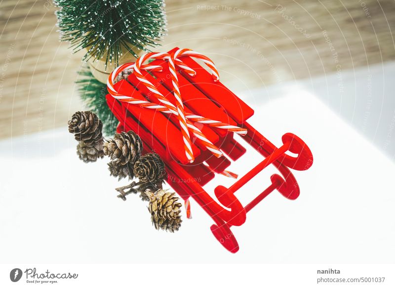 Klassische Weihnachten Hintergrund mit einem roten Schlitten und einem Weihnachtsbaum über einen Spiegel elegant klassisch Dekoration & Verzierung altehrwürdig