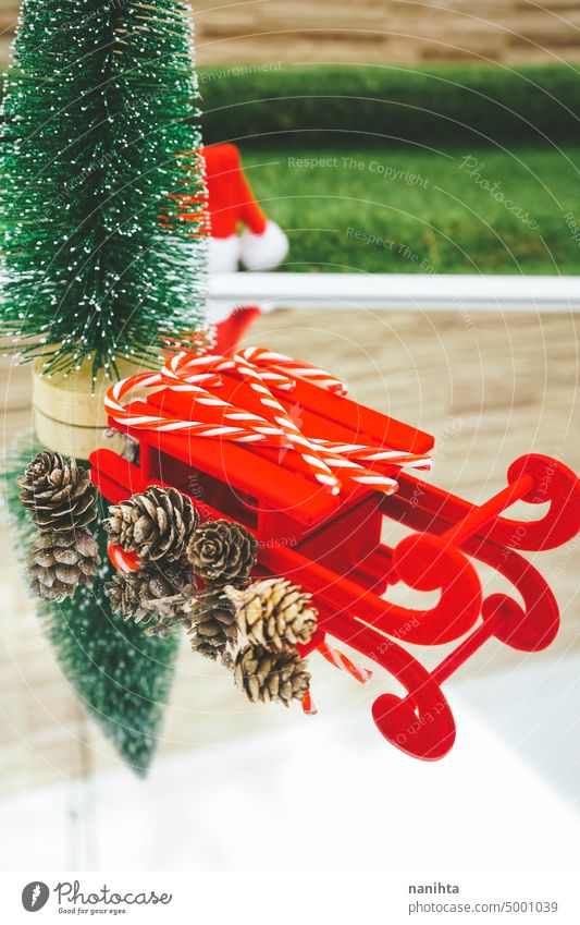 Klassische Weihnachten Hintergrund mit einem roten Schlitten und einem Weihnachtsbaum über einen Spiegel elegant klassisch Dekoration & Verzierung altehrwürdig