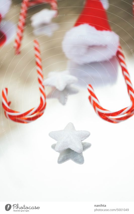 Reflektiertes Bild von Weihnachten klassischen Dekorationen mit Zuckerstangen, Weihnachtsmann Hut und weiße Sterne über einen Spiegel Hintergrund elegant