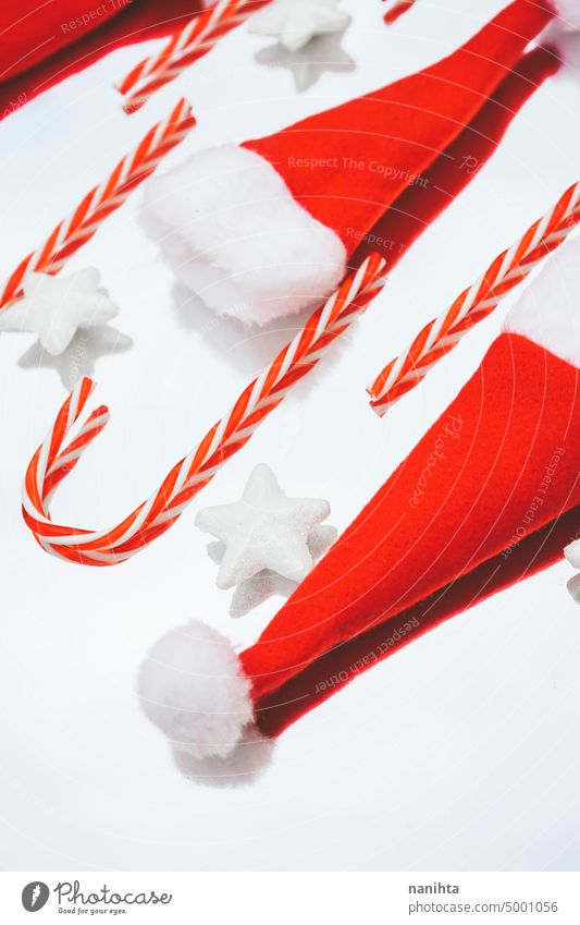 Reflektiertes Bild von Weihnachten klassischen Dekorationen mit Zuckerstangen, Weihnachtsmann Hut und weiße Sterne über einen Spiegel Hintergrund elegant