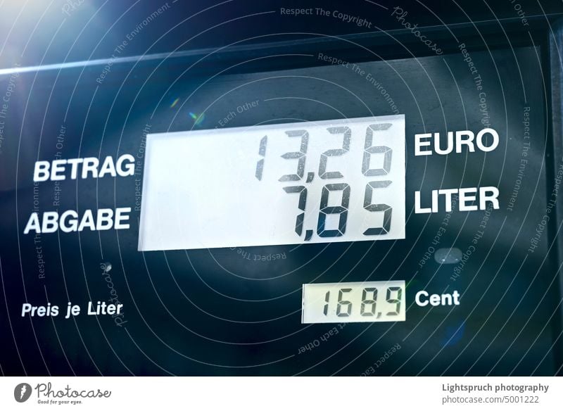 Tankstelle Schalter Nahaufnahme. Hohe steigende Gaspreise Konzept. Gerätebildschirm Preis Brotbelag Aufwand Währung Brennstoff- und Stromerzeugung