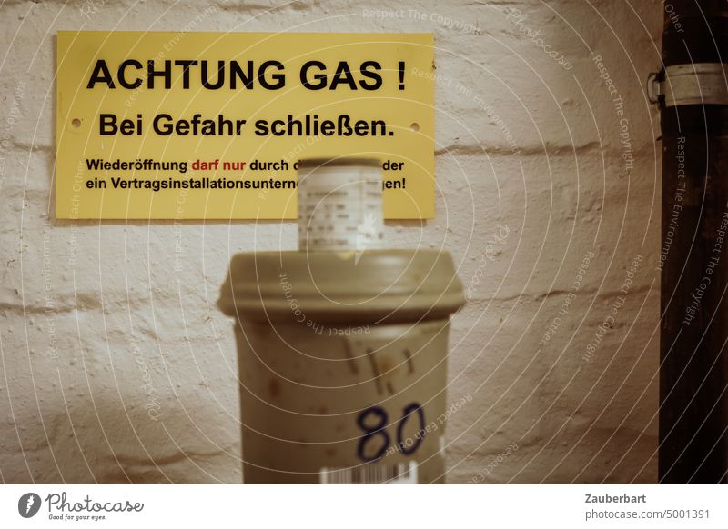 Achtung Gas, bei Gefahr schließen, Schild am Gasanschluss eines Wohnhauses Russland Gaskrise Gasversorgung Energie Energiekrise Energieversorgung