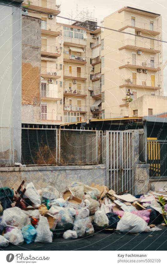Müllsäcke stapeln sich in einer Wohnstraße in Catania, Italien Architektur Gebäude Großstadt Schmutz dreckig Entsorgung Müllhalde Ökologie Umwelt