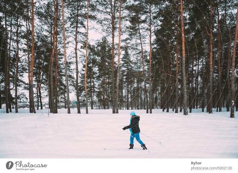 Aktive Erwachsene kaukasische Frau haben Spaß sind Skifahren im Winter verschneiten Wald. Aktiv Gesunder Lebensstil auf Winter Natur aktiv Erwachsener Kaukasier