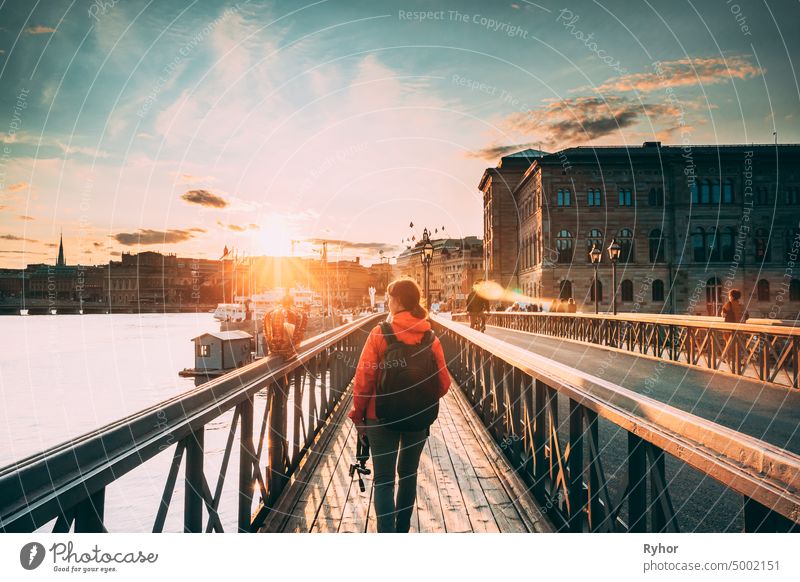 Stockholm, Schweden. Junge kaukasische Frau Frau Tourist Traveler Walking On Famous Skeppsholmsbron - Skeppsholm Brücke. Beliebter Ort, Wahrzeichen und Ziel in Stockholm, Schweden