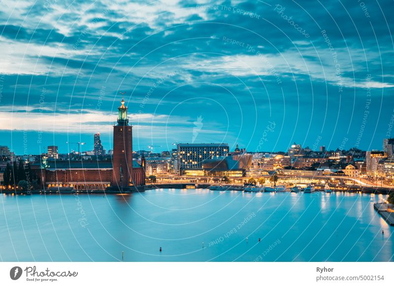 Stockholm, Schweden. Scenic Skyline Blick auf die berühmte Turm von Stockholm City Hall. Gebäude des Gemeinderats. Berühmte beliebtes Ziel Ort in der Dämmerung Lichter. Nachtbeleuchtung