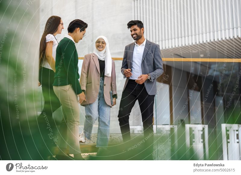 Multiethnische Unternehmensgruppe in einem Bürogebäude multirassische Gruppe Team Vielfalt Teamwork muslimisch multiethnisch Business Menschengruppe