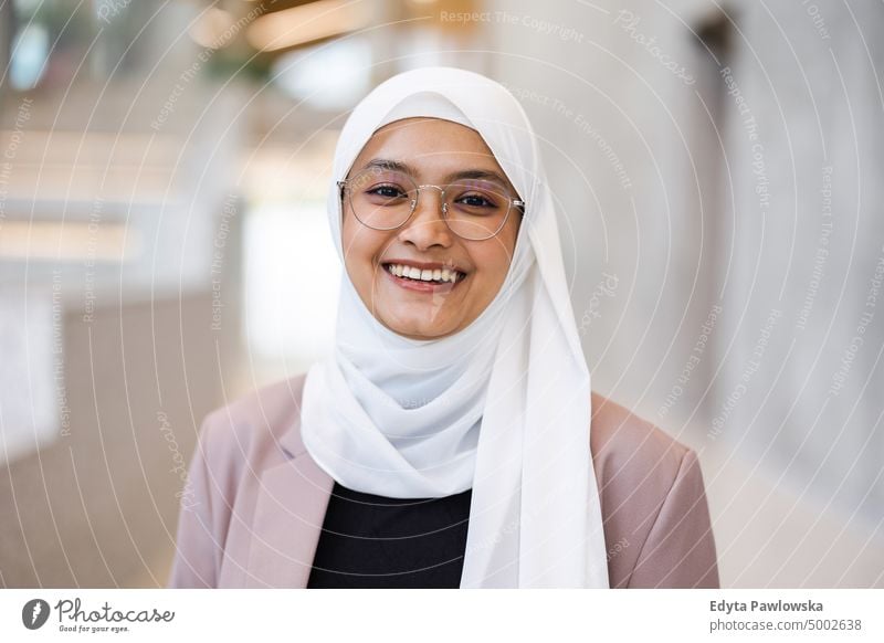 Porträt einer schönen muslimischen Frau mit Hidschab Thai Schal Hijab Islam islamisch Universität Business Büro echte Menschen jung Erwachsener Schüler positiv