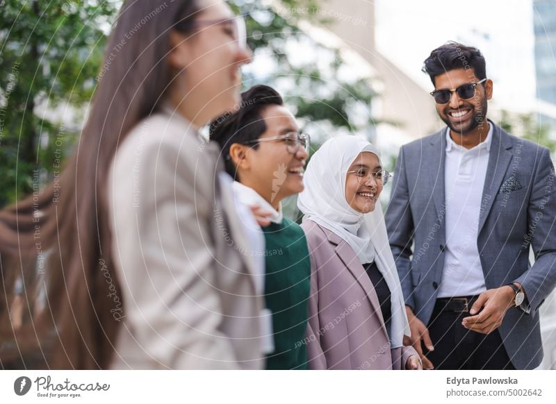 Multiethnische Gruppe junger Geschäftsleute im Freien in der Stadt multirassische Gruppe Team Vielfalt Teamwork muslimisch multiethnisch Business Menschengruppe