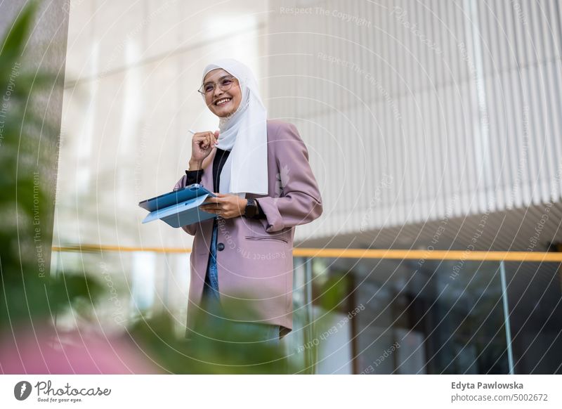 Junge muslimische Frau benutzt Tablette im Haus Thai Schal Hijab Islam islamisch Universität Business Büro echte Menschen jung Erwachsener Schüler positiv