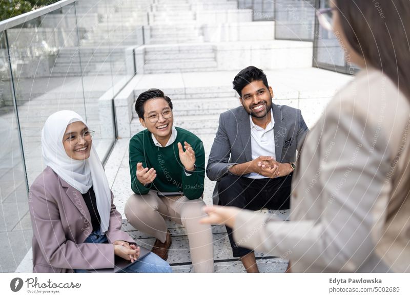 Multiethnische Gruppe junger Geschäftsleute im Freien in der Stadt multirassische Gruppe Team Vielfalt Teamwork muslimisch multiethnisch Business Menschengruppe