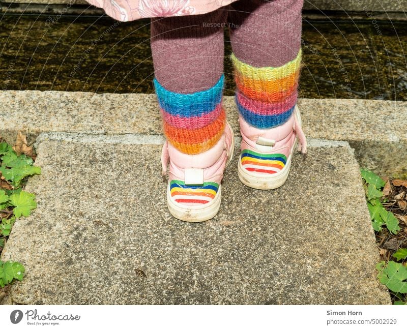 In Regenbogen gekleidet Kleidung warm Strümpfe Standpunkt stricken Herbst bunt Mode Wolle Handarbeit Kind Fantasie Bekleidung weich Schuhe Wärme Textil