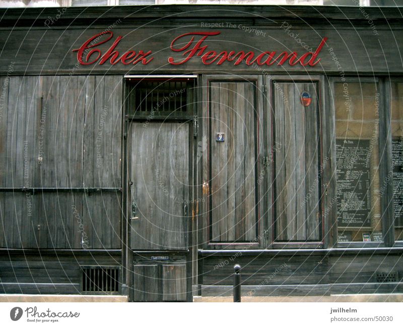 Geschlossenes Restaurant in Paris Restaurante Chez Fernand rot geschlossen Holz dunkel braun Frankreich Einsamkeit einzeln Schriftzeichen fermé closed ruhig