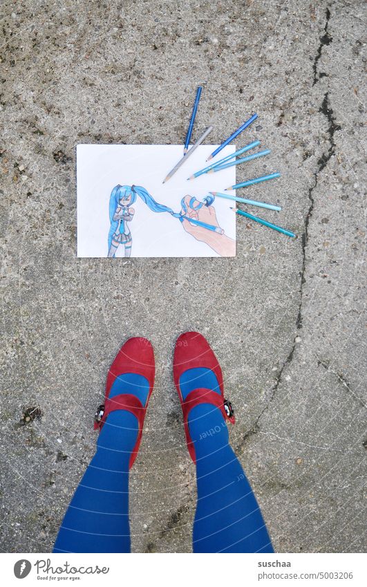 frau steht vor zeichnung mit buntstiften auf der straße rot blau Kunst Gemälde Zeichnung Comic gezeichnet Buntstifte Beine Füße Damenschuhe Strümpfe feminin