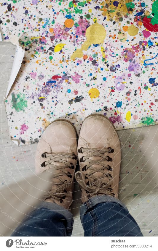 mit den schuhen auf vertropfter unterlage stehen Füße Schuhe Stiefel Beine stehend Fußboden Unterlage Fußbodenschutz Atelier Künstleratelier Tropfen