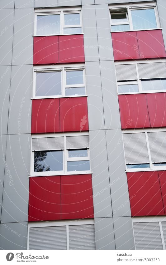 hauswand irgendwo in deutschland Hauswand Hochhaus Stadt urban Fassade Gebäude Architektur Wohnhaus Mietshaus Wohnblock Fenster grau rot langweilig öde trist
