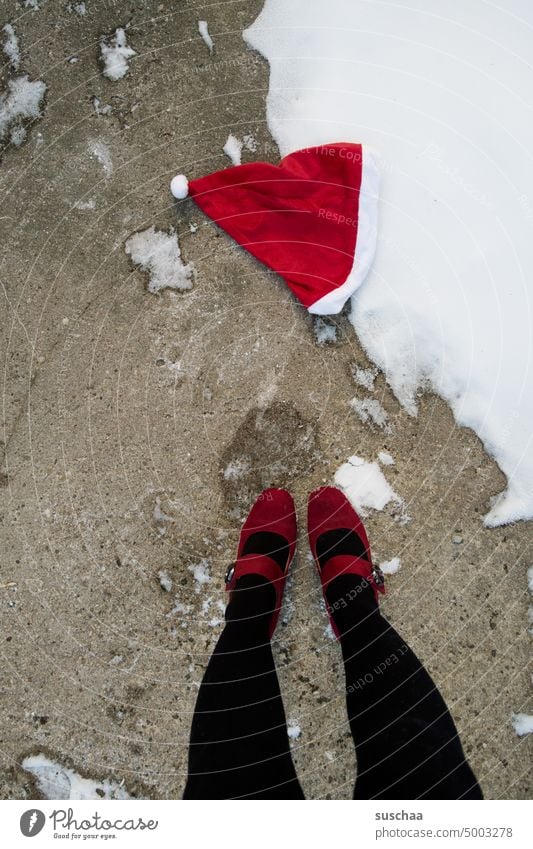 nikolausmütze mit beinen und schnee Nikolausmütze Schnee kalt Winter Weihnachten & Advent Weihnachtsmann Mütze Frau Beine Schuhe Füße weiblich feminin