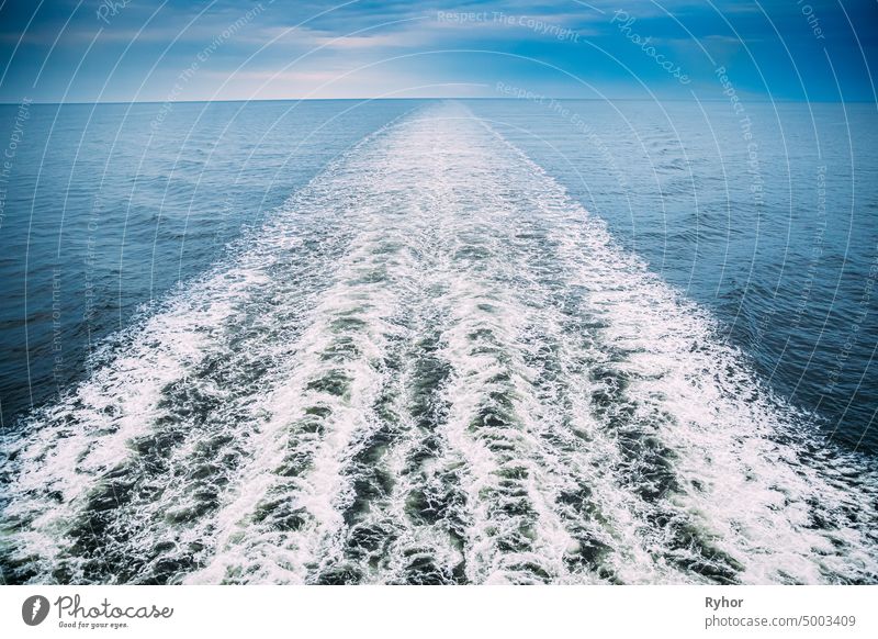 Meer. Wasser Ozean Wellen Trails von schwimmenden Schiff oder Fähre Boot. Ansicht von oben Fährschiff schön blau Farbe Kreuzfahrt gefährlich frisch Natur