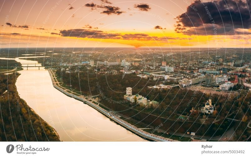 Gomel, Weißrussland. Luftaufnahme des Stadtparks Paskeviches Palace und Homiel Cityscape Skyline im Herbst Abend. Wohnviertel und Fluss bei Sonnenuntergang. Ansicht aus der Vogelperspektive