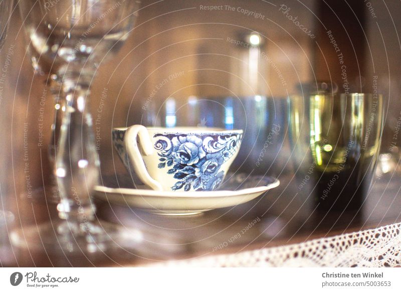 Porzellan und schöne Gläser für die | feine Gesellschaft Kaffeetasse Teetasse Antiquität Tradition Trinkgläser altehrwürdig Dekoration & Verzierung retro antik