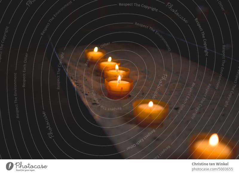 Totensonntag Kerzenaltar Kirche Kapelle Hoffnung Ruhe beten brennende Kerzen Licht Religion Christentum Religion & Glaube Tod Trauer heilig Gebet ruhig