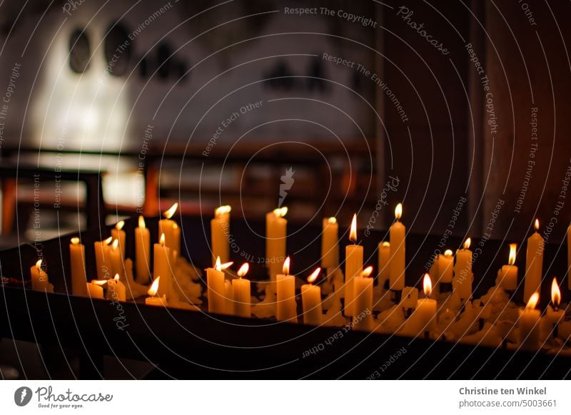 Brennende Kerzen in einer Kirche brennende Kerzen Christentum Kerzenschein Gedenken Gebet Licht erinnern Tod kerze anzünden Religion beten