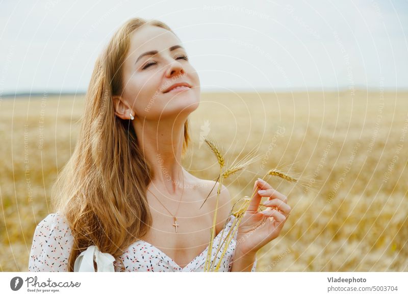 Schöne Frau Porträt mit geschlossenen Augen mit Weizen Ohren im Feld schön Sommer zugeklappt Person Schönheit Mädchen jung Behaarung Natur Glück attraktiv