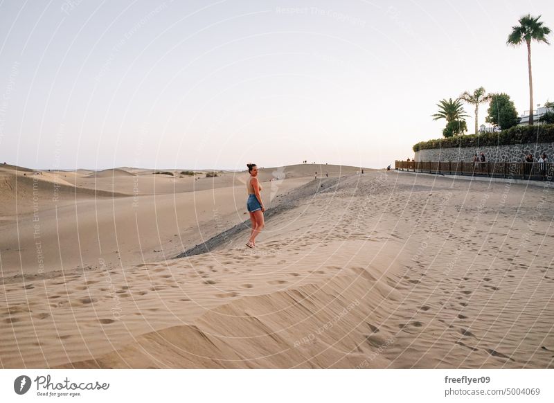 Tourist in der Wüste von Maspalomas Düne Frau laufen wüst Sand Gran Canaria Textfreiraum Kanarische Inseln Spanien reisen wandern im Freien Wanderung