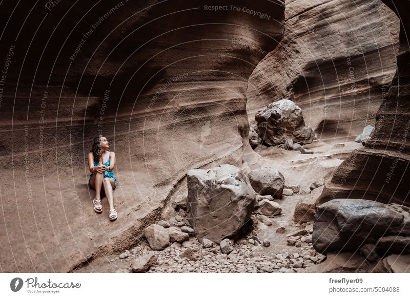 Junge Frau beim Wandern in einer Felsenschlucht jung Mädchen wandern blau Barranco vacas Höhle vulkanisch Spanien Textfreiraum geologisch reisen Geologie