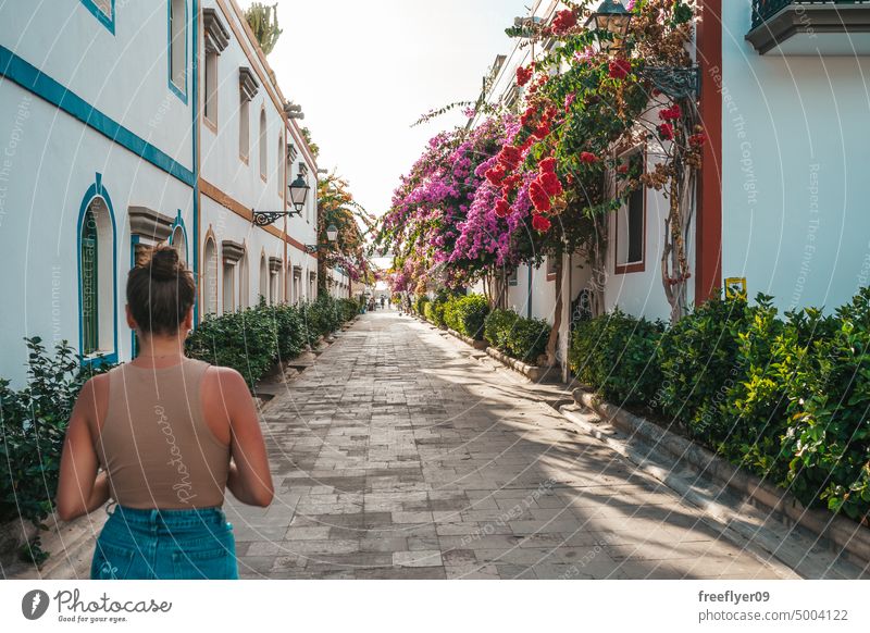 Junger Tourist bei einem Spaziergang durch ein pintoreskes Dorf auf Gran Canaria Kanarienvogel attraktiv Großstadt urban besuchen historisch alt klein gemütlich