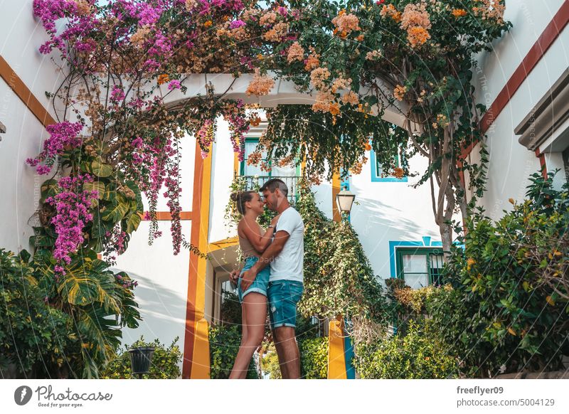 Ehepaar auf Hochzeitsreise in einem pintoresken Dorf auf Gran Canaria Paar Liebe jung Touristen Flitterwochen Spanien Kanarienvogel attraktiv Großstadt urban
