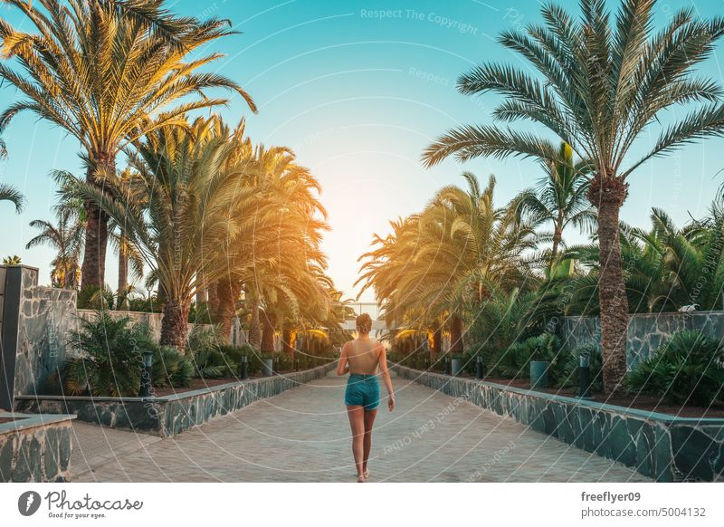 Touristischer Spaziergang durch Gran Canaria Palmenwanderungen Frau laufen Handflächen Lifestyle Reichtum tropisch Sommer Strand Karibik Menschen reisen Glück