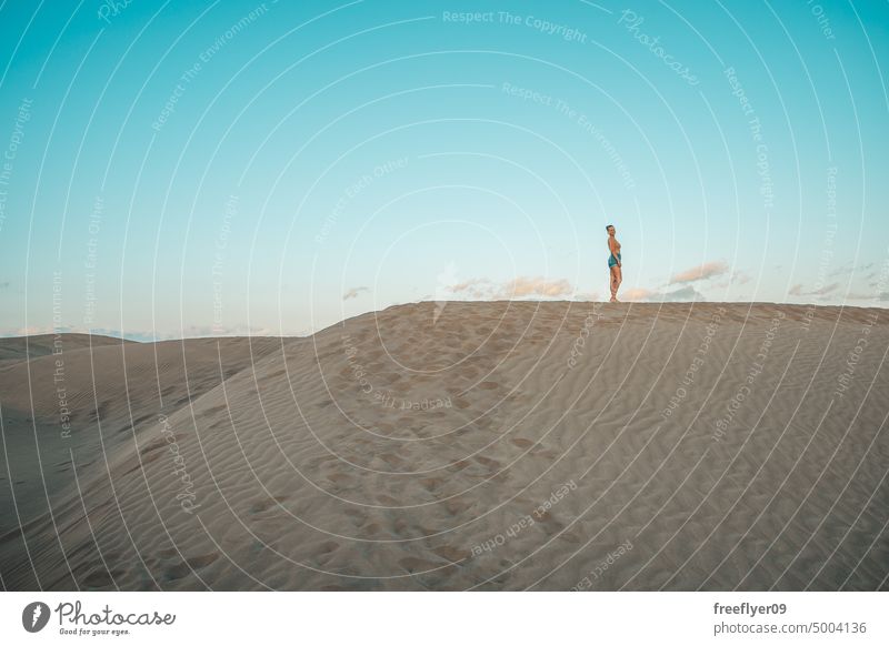 Porträt eines Touristen in der Wüste von Maspalomas Düne Frau laufen wüst Sand Gran Canaria Textfreiraum Kanarische Inseln Spanien reisen wandern im Freien